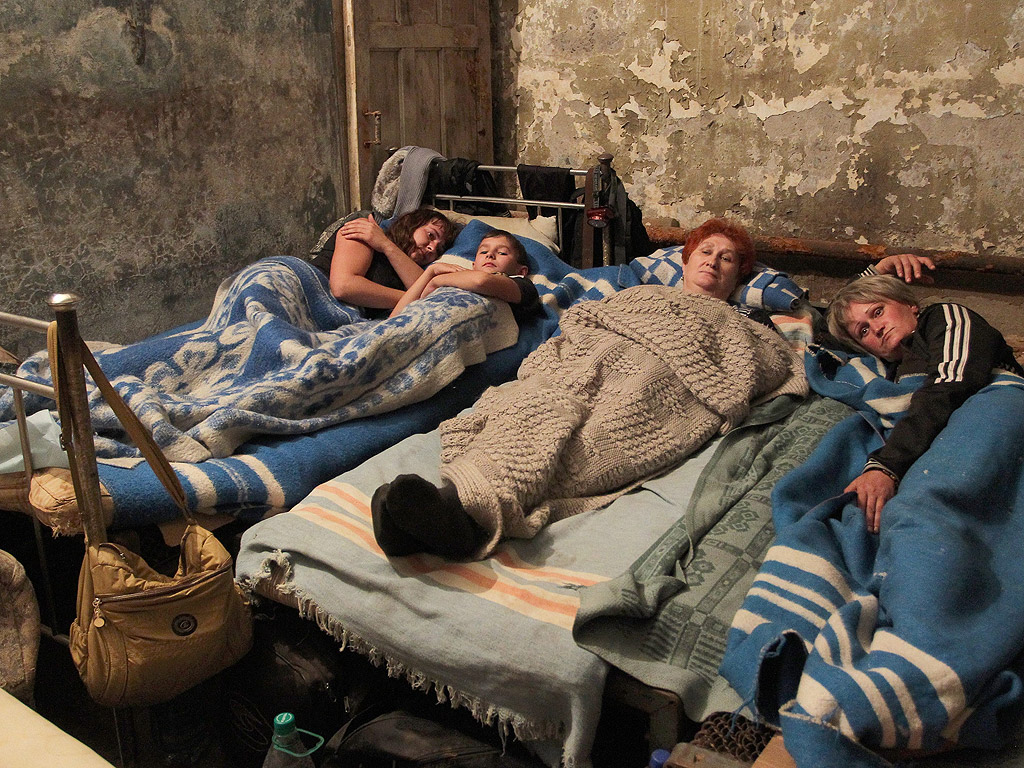 Семейство се крие в мазето на къщата си, което те са превърнали в бомбоубежище, в град Хорливка, Украйна. Според доклади, украинската армия е предприела мерки, за да си възвърне контрола над Хорливка