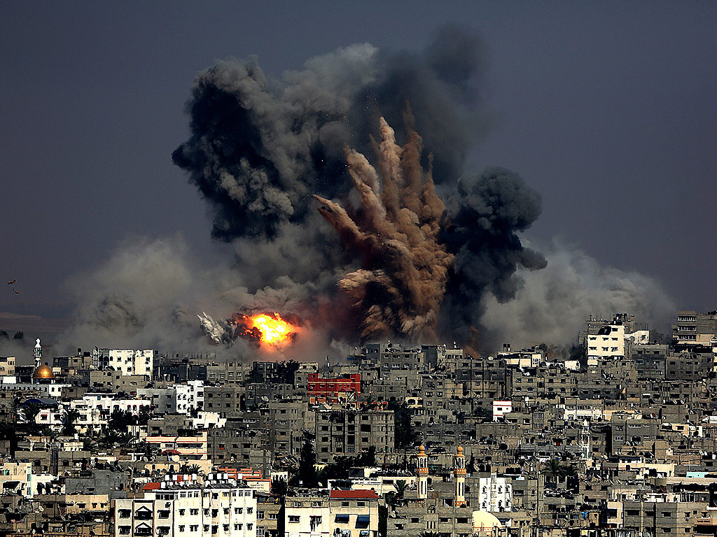 Израелска ракета се взривява в жилищен квартал в Газа