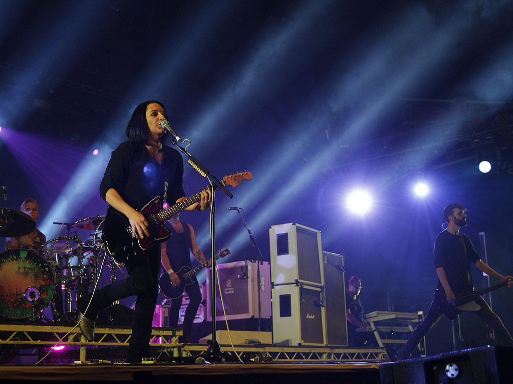 Британската група Placebo на сцената по време на концерт в Испания в Двореца на спорта в Мадрид