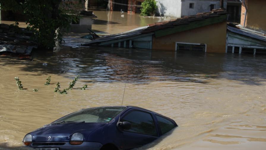 Над 100 сгради са рухнали в наводнения град Мизия