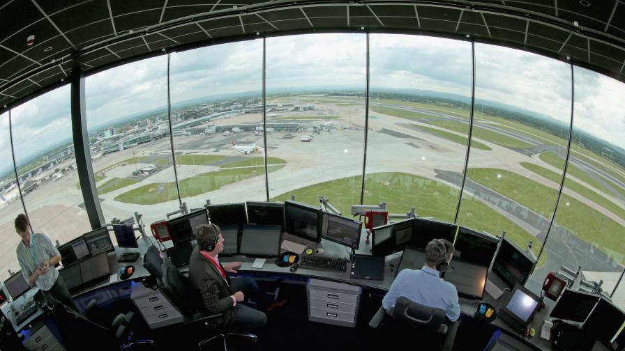 Британски изтребител ескортира пътнически самолет до Манчестър