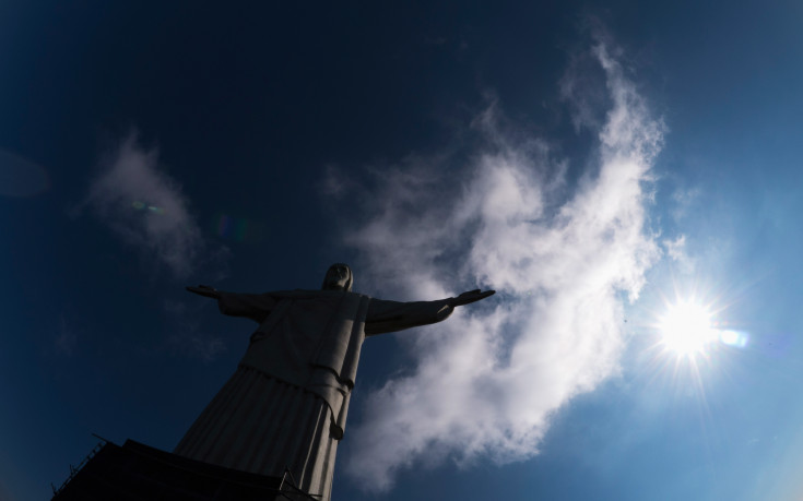 Статуята на Иисус в Рио грейна в бразилски цветове заради Игрите