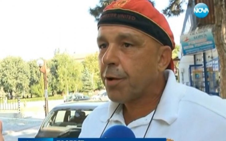 Български фен татуира на челото си емблемата на Манчестър Юн