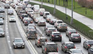 Пътният трафик в центъра на Москва – забелязват се предимно автомобили чуждестранно производство