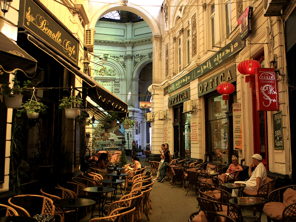 Букурещ е наричан още "Малкият Париж" заради приликата си с френската столица - архитектурата от ХІХ век