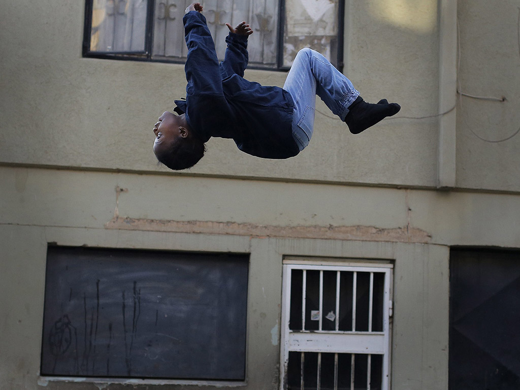 Въпреки, че е един от най-бедните градски райони в страната, квартала Александра на Йохансбург днес е оживен и колоритен квартал с атмосфера. Деца играят футбол по улиците между бараки, други прекарват свободното си време на открито поле сред мръсотия. Междувременно, други деца са намерили забавление, като се събират, за да играят на батута. Новата страст е дело на Александра Батут клуб, осигурили два батута, разположени между жилищните блокове. Треньор от Александра Батут клуб, следи децата внимателно, като същевременно дава инструкции. Клубът има някои звезди вече като регионални шампиони. Шест гимнастички на Александра Батут Клуб са избрани да представляват Южна Африка през 2014 г. на Индо-Тихоокеанското първенство. Скока на батут предлага на децата един момент на радост и бягство от техния тежък живот. Там не винаги може да се видят перфектни изпълнения, но радостните викове отразяват забавата, вълнението и надеждата да се овладеят салтата