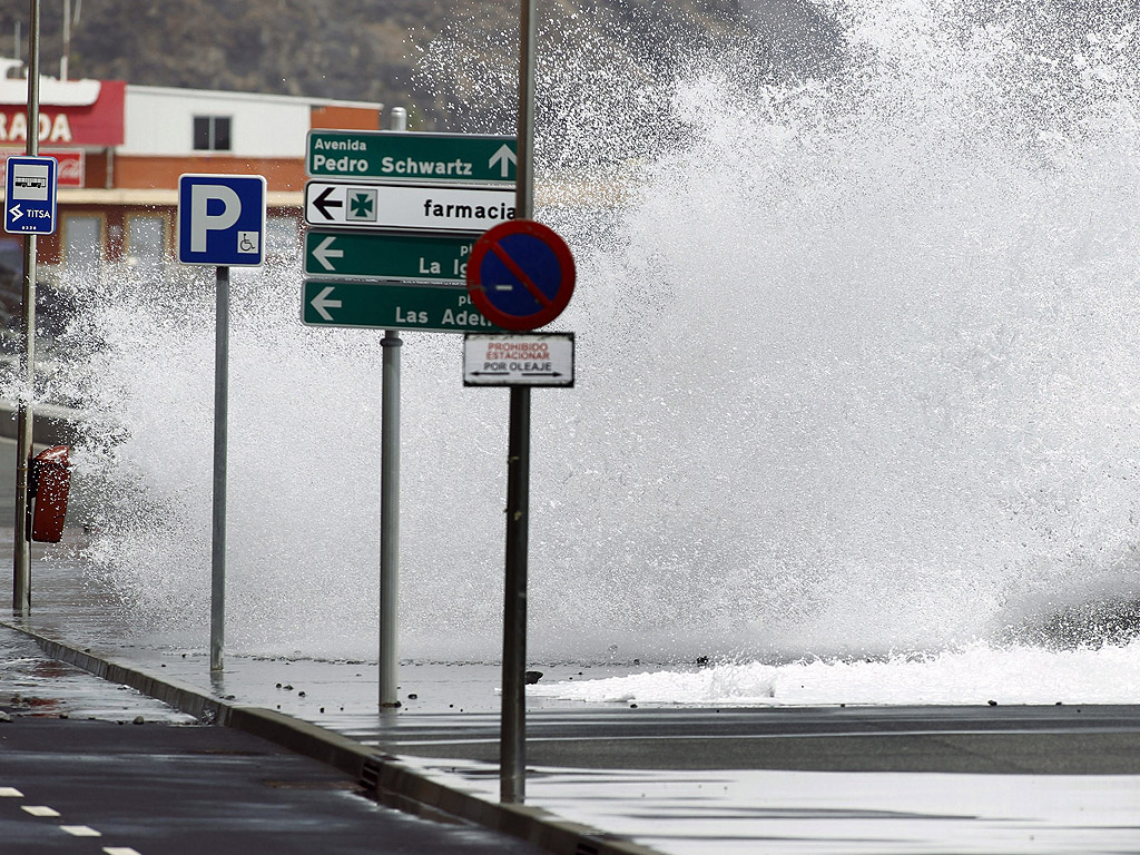 Силни вълни връхлитат за втори пореден ден Тенерифе, Испания.