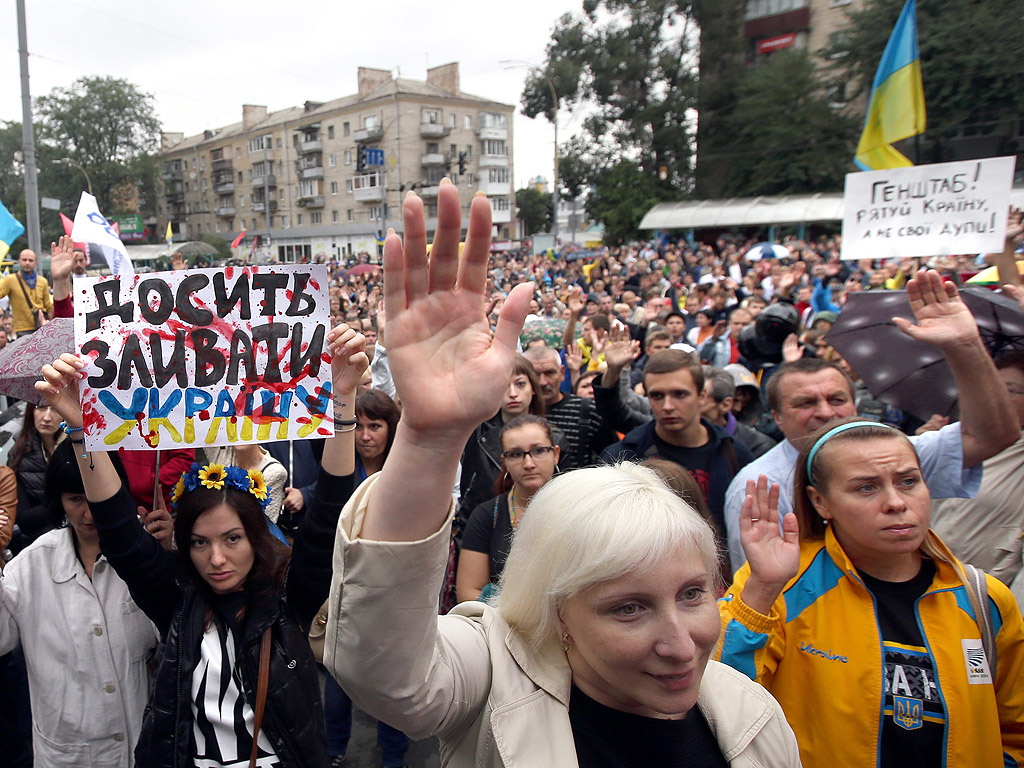 Роднини на украински войници, обкръжени от сепаратистите в източната част на Украйна, са на митинг, за да поискат подкрепа за военните.