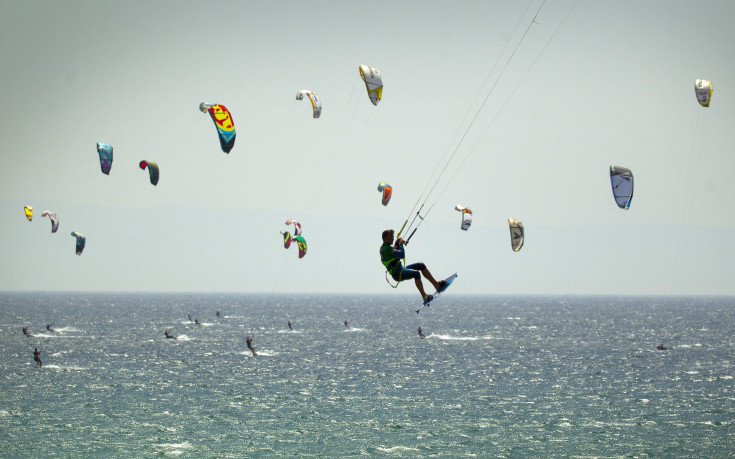 Цветна армада от сърфисти постави нов рекорд