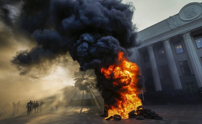 Украинската рада прие закон за лустрацията сред мирис на изгорели гуми