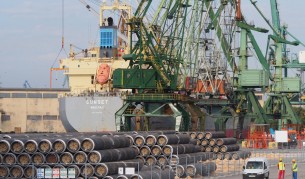 Доставените на пристанището във Варна тръби за строежа на газопровода "Южен поток"