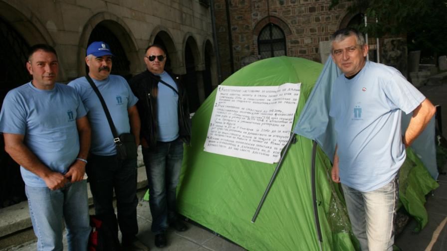 Стачниците от "Напоителни системи" с палатки в София