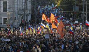 Хиляди руснаци на протест в Москва заради Украйна