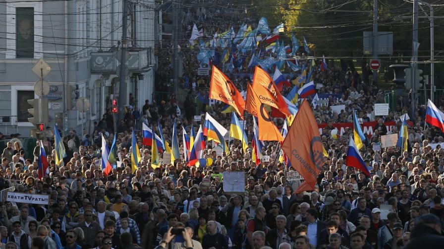 Хиляди руснаци на протест в Москва заради Украйна