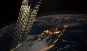 "Дракон" вече се скачи с МКС