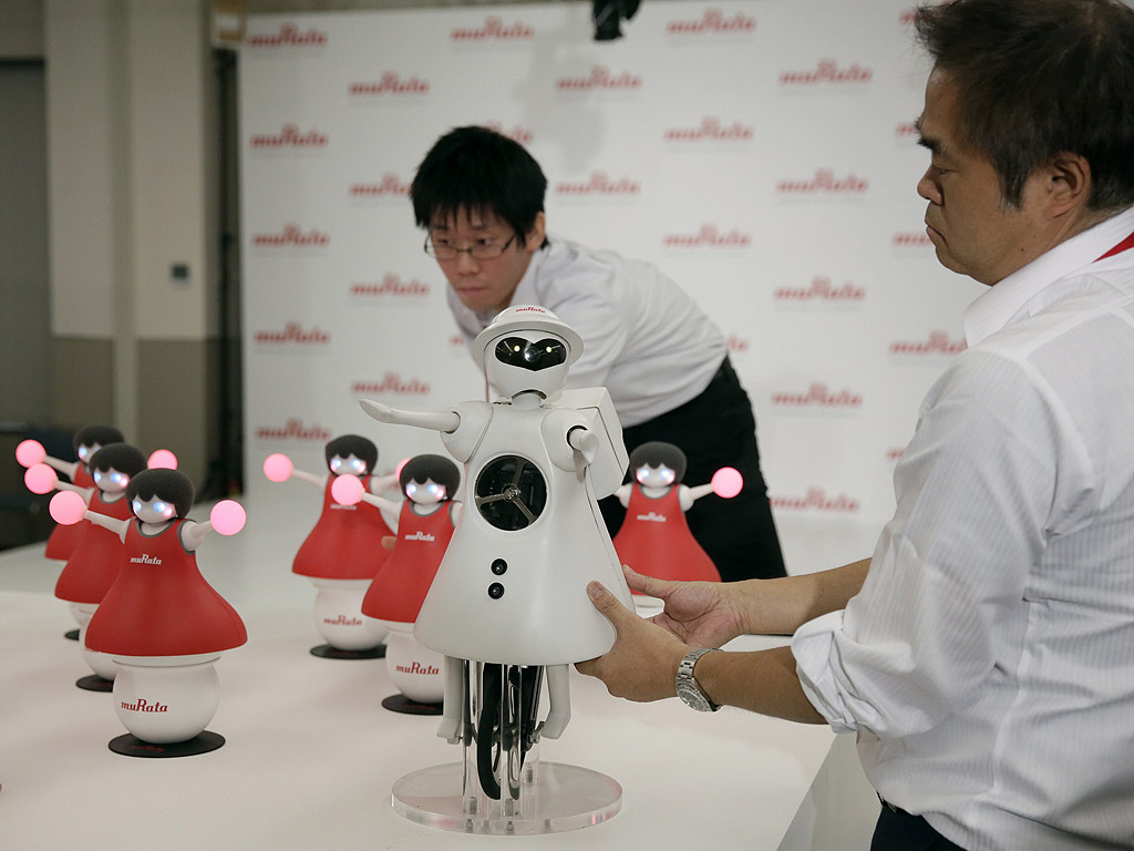 Японската фирма „Мурата“ показа в Токио своите роботи мажоретки. Те танцуват в синхрон, без да се сблъскват, балансирайки и движейки се с помощта на жиросензори и напреднали технологии.