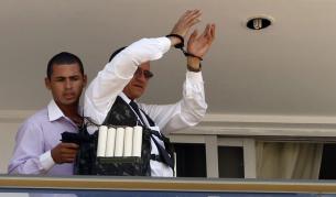 Телевизионни кадри показаха нападателя с пистолет и заложника да се появяват на балкона на стаята