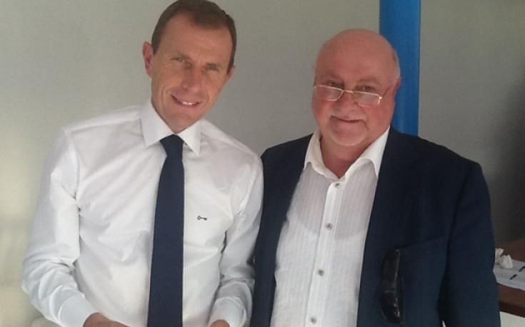 Баждеков подари юбилейна значка на Левски на Бутрагеньо