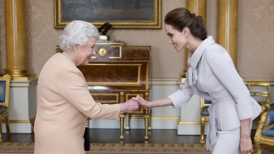 Анджелина Джоли получава звание от кралица Елизабет II