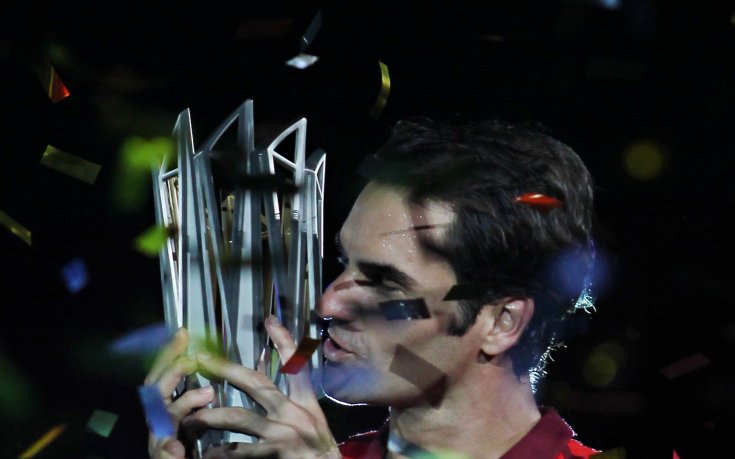 Роджър Федерер целуна трофея в Шанхай