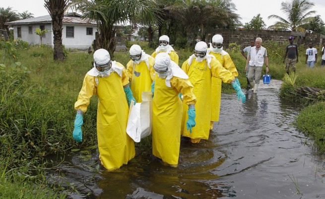 Стачка на медиците в Либерия заплашва борбата с ебола