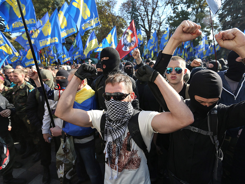 Украински привърженици на ултра-дясната партия влязоха в сблъсъци с полицията пред украинския парламент по време на протестите в Киев, Украйна. Безредиците са избухнали, след като депутатите отказаха да разгледат законопроекта за признаването на бойците на Украинската бунтовническа армия, воюващи на страната на независимостта на Украйна във Втората световна война.