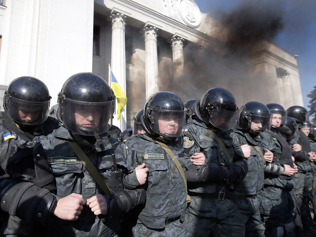 Украински привърженици на ултра-дясната партия влязоха в сблъсъци с полицията пред украинския парламент по време на протестите в Киев, Украйна. Безредиците са избухнали, след като депутатите отказаха да разгледат законопроекта за признаването на бойците на Украинската бунтовническа армия, воюващи на страната на независимостта на Украйна във Втората световна война.