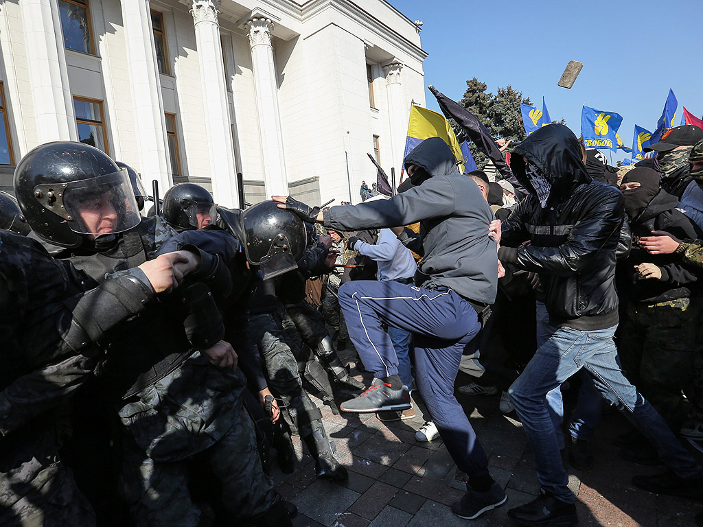 Украински привърженици на ултра-дясната партия влязоха в сблъсъци с полицията пред украинския парламент по време на протестите в Киев, Украйна. Безредиците са избухнали, след като депутатите отказаха да разгледат законопроекта за признаването на бойците на Украинската бунтовническа армия, воюващи на страната на независимостта на Украйна във Втората световна война.