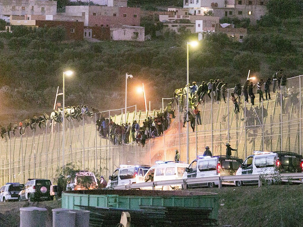 Имигранти се опитват да да преодолеят граничната ограда в опит да прескочат в Мелила, испански анклав в северната част на Африка. Около 200 имигранти се опитаха да достигнат Мелила, това е вторият подобен опит в последните 24 часа