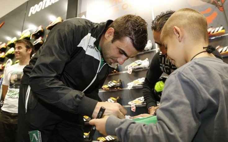 Играчите на Лудогорец дават автографи за феновете си