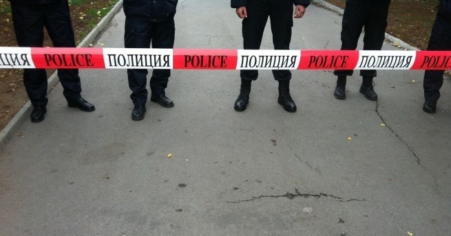 Полиция отцепи част от столичната ул Алабин заради мъж заплашващ