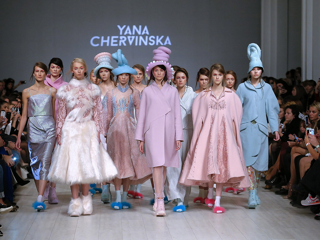 Модели представят творби на украинския дизайнер Яна Червинска по време на украинската седмица на модата в Киев
