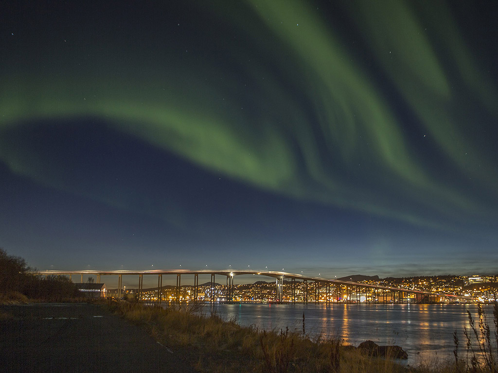 Северна светлина (Aurora borelias) над града Тромсьо в Северна Норвегия