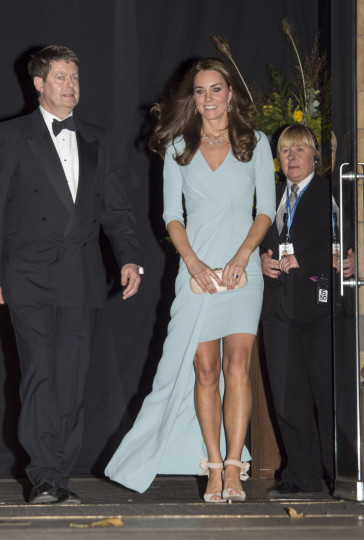 Кейт Мидълтън направи първата си официална изява, след като се разбра, че е бременна за втори път. Херцогинята и съпругът ѝ принц Уилям посрещнаха президента на Сингапур Тони Тан, който е на официална визита във Великобритания.
както обикновено, Кейт бе усмихната и изглеждаше прекрасно