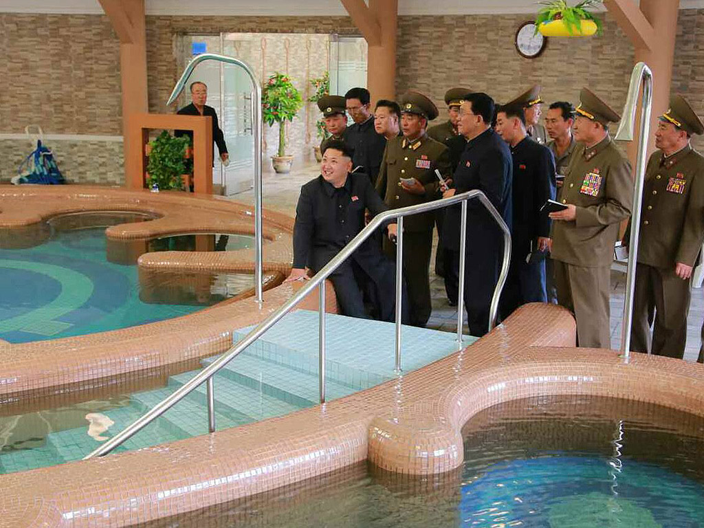 Севернокорейския лидер Ким Чен-ун инспектира наскоро ппостроения Почивен дом на Учените, на юг от Пхенян, Северна Корея