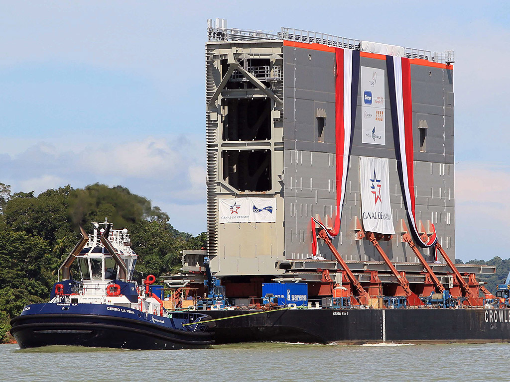 Влекачи теглят една от портите, които ще бъдат част от проекта за разширение на Панамския канал, близо до Панама Сити, Панама.