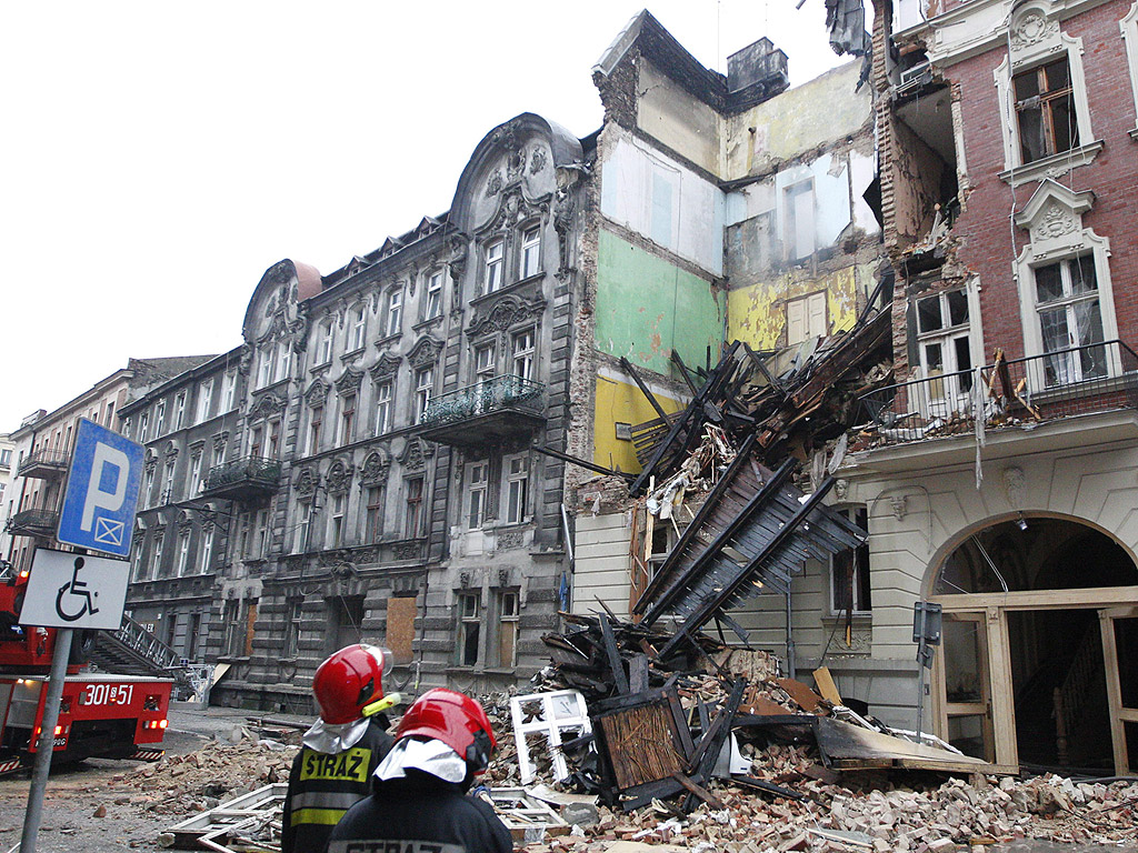Полски аварийни служители и пожарникари работят на мястото на експлозия на газ в Катовице, Полша. Експлозията на газ, която стана в ранните сутрешни часове унищожи три етажа на сграда, а един човек е сериозно ранен