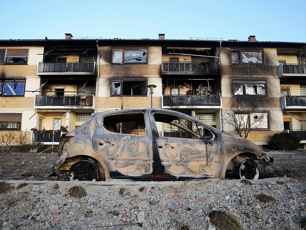 Една кола и жилищна сграда са опожарени от експлозия на газ в Лудвигсхафен, Германия. Един човек е загинал, а 26 други са ранени