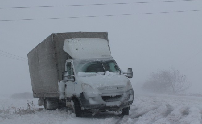 Първи сняг, затворени пътища и 33 хил. абонати без ток
