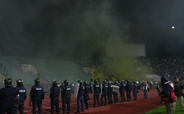 Задържаха 55 мъже, тръгнали за дербито с ножове и точилки