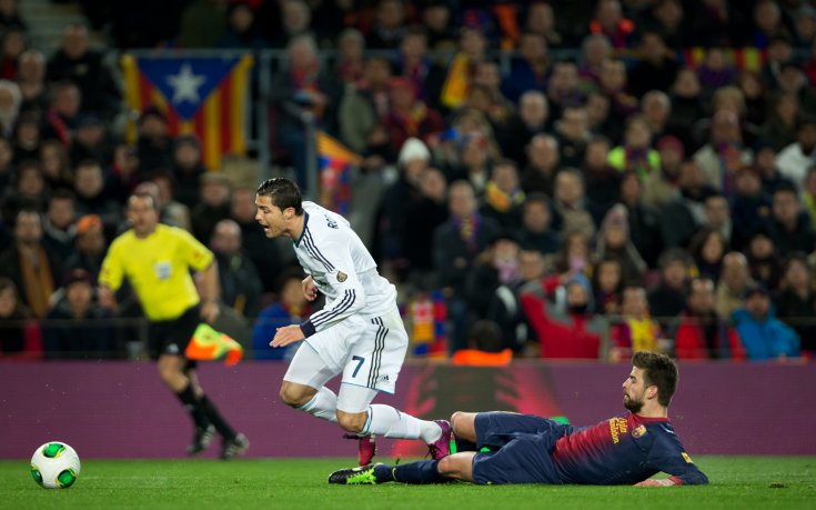 СНИМКИ: Пике чете книгата 