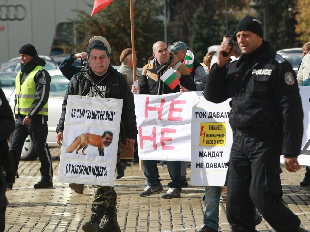 Над 700 души дойдоха в столицата от Кюстендил, за да протестират първо пред централата на ДПС, а после и пред Народното събрание, срещу мандата на Александър Методиев