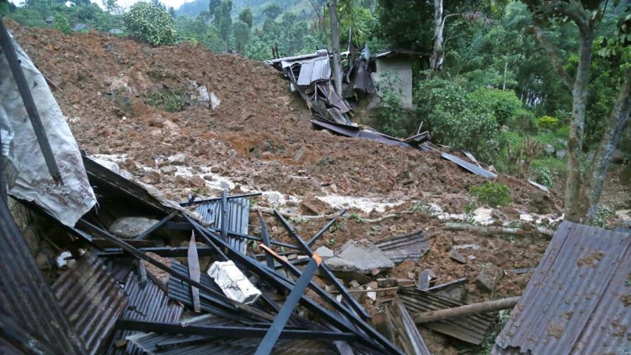 Свлачище погреба живи около 100 души в Шри Ланка