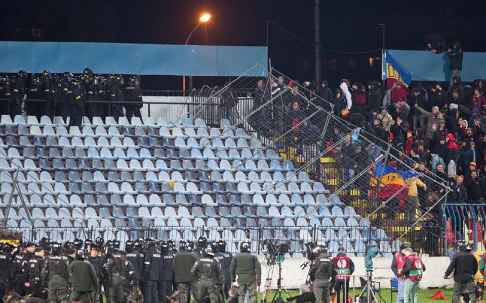 УЕФА погна Слован и Спарта за проблеми с феновете