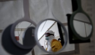 Жертвите на ебола вече са над 6500