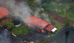 Лавата от Килауеа поглъща дом по пътя си