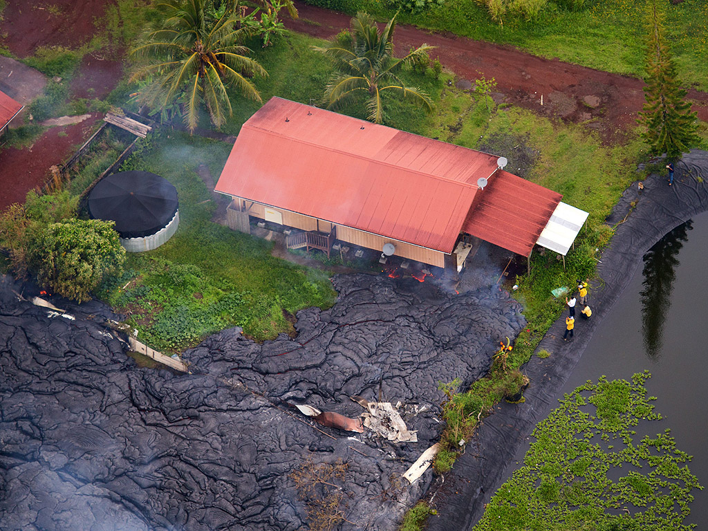 Бавно движещата се лава от вулкана Килауеа в Хавай, достигна и разруши дом в Хавай. Лавата от седмици пълзи към селището Пахоа, информираха от гражданска защита на Хавай