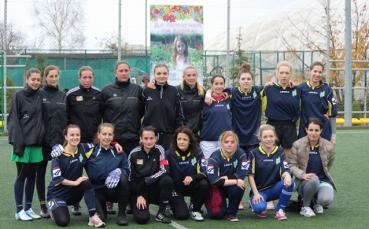 И журналистки играха футбол за 