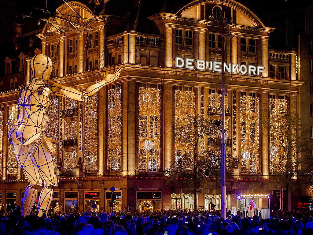 Светлинното шоу "Включете Светлините" организирано от холандския луксозен универсален магазин Bijenkorf за откриване на празничния сезон в Амстердам, Холандия. Ежегодното събитие на площад Дам предлага светлинно шоу, фойерверки и театрално изпълнение