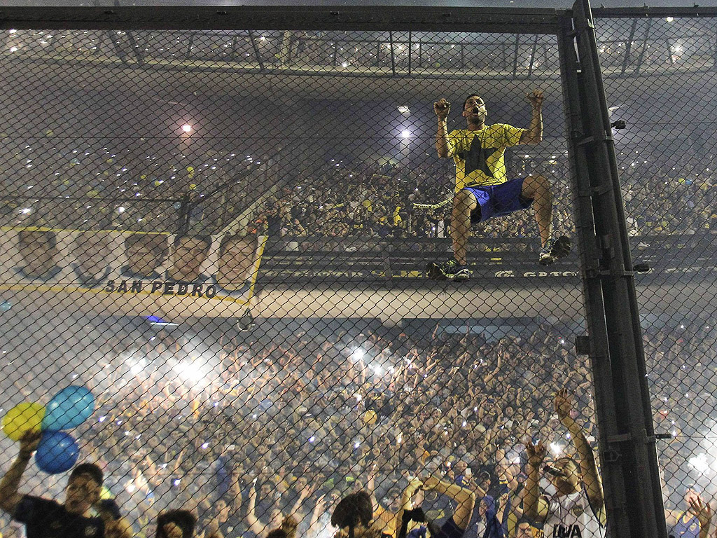 Фенове на Бока Хуниорс подкрепят отбора си по време на мача между Ривър Плейт и Бока Хуниорс на стадион Ла Бонбонера в Буенос Айрес, Аржентина